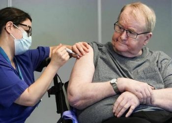 بلومبرج: بعد 29 حالة وفاة، النرويج ترفع الحذر حول لقاح كورونا، وتنصح