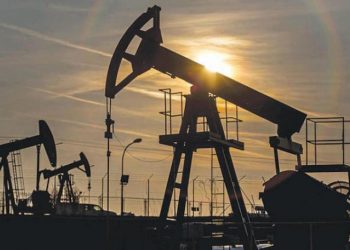 النفط يسجل أول تراجع أسبوعي له في 3 أسابيع