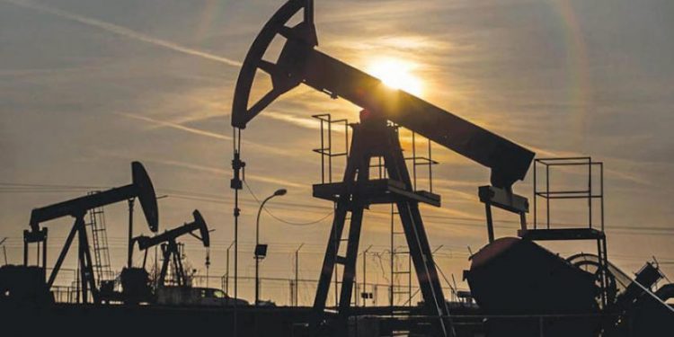 النفط يسجل أول تراجع أسبوعي له في 3 أسابيع