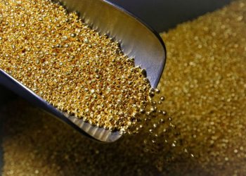 الذهب يرتفع فوق مستوى 1800 دولار وتراجع حاد في مؤشرات الأسهم العالمية