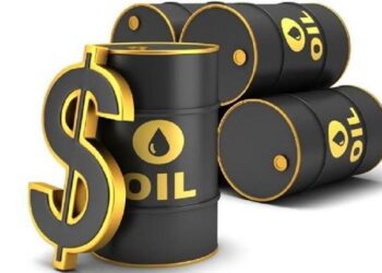 أسعار النفط العالمية تصعد مجددا الإثنين بعد تراجع الدولار