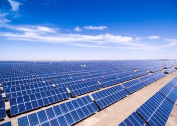 السويس للأسمنت وإنترو باور يدشنان محطة للطاقة شمسية بقيمة 350 مليون جنيه