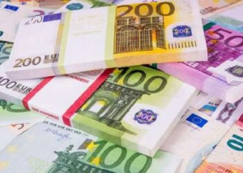 أرتفاع اليورو أمام الدولار للمرة الأولى في أكثر من شهر