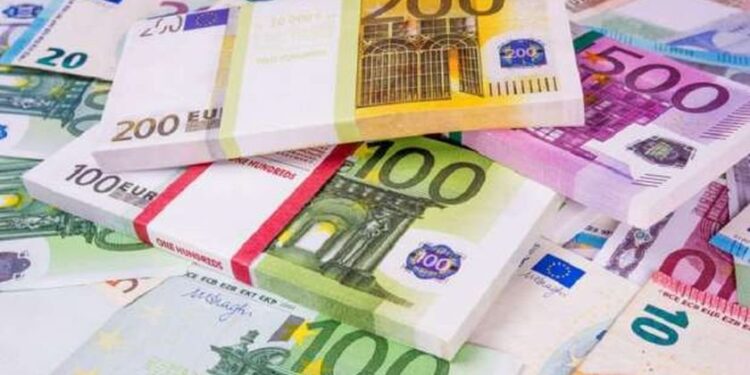 أرتفاع اليورو أمام الدولار للمرة الأولى في أكثر من شهر