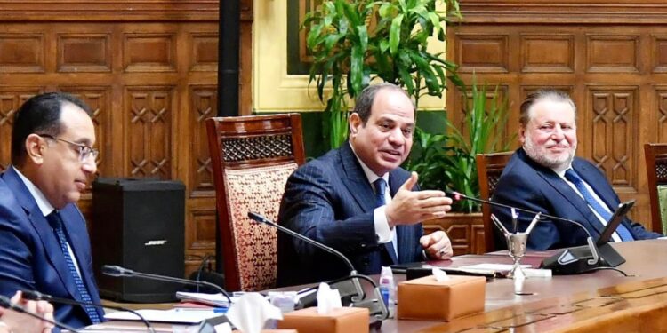 خبراء: مواجهة البيروقراطية هى بداية الحل لمشكلات الصناعية والاستثماريه المصريه