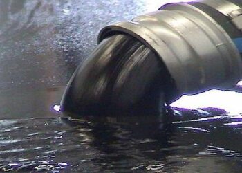 تراجع النفط بفعل زيادة المخزونات الأميركية ومخاوف العرض تحد من الخسائر