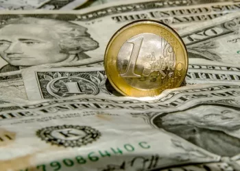 يواصل الدولار التراجع واليورو أرتفع قبل إعلان بيانات التضخم