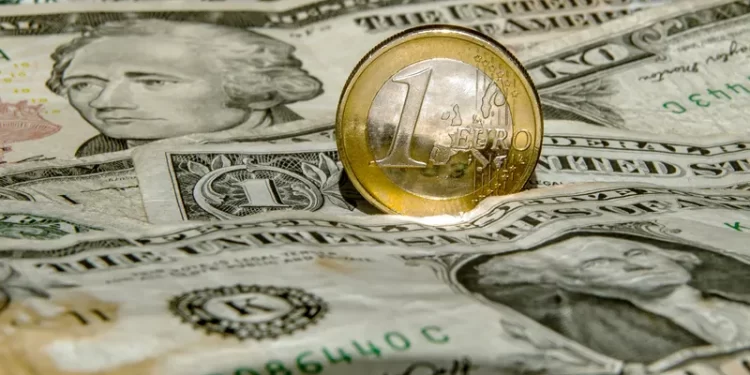 يواصل الدولار التراجع واليورو أرتفع قبل إعلان بيانات التضخم