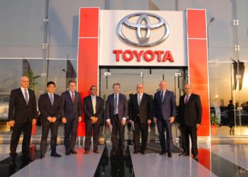 شركة تويوتا تخفض هدف الإنتاج في خضم نقص الرقائق والربح يهبط 25