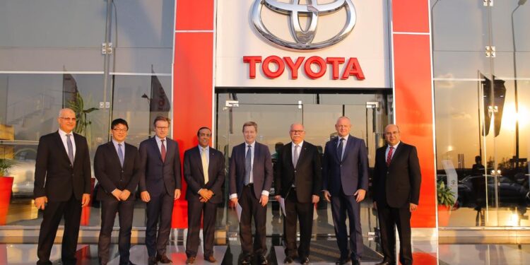 شركة تويوتا تخفض هدف الإنتاج في خضم نقص الرقائق والربح يهبط 25