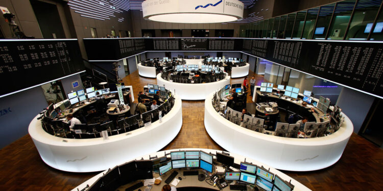 أرتفعت الأسهم الأوروبية بدعم من خطاب باول وآمال للتقليل القيود بالصين