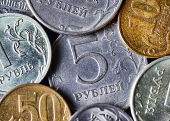 تراجع الروبل الروسي لأقل مستوى أمام الدولار منذ مايو