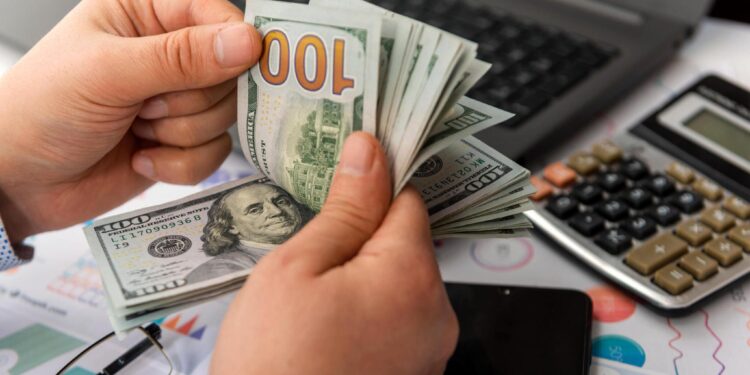 انخفاض سعر الدولار من 64 جنيهًا إلى 59 جنيهًا