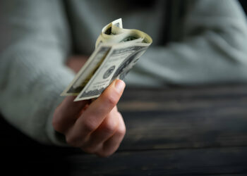 ارتفاع سعر الدولار في السوق السوداء المصرية إلى 55.5 جنيهًا