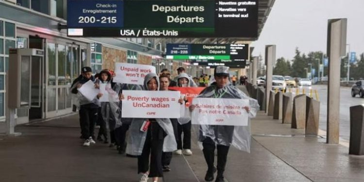 موظفو الضيافة في “إير كندا” يواصلون الإضراب متحدين الأمر الحكومي