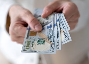 البنوك تتسابق لجذب الدولار.. تعرف على أعلى سعر شراء اليوم