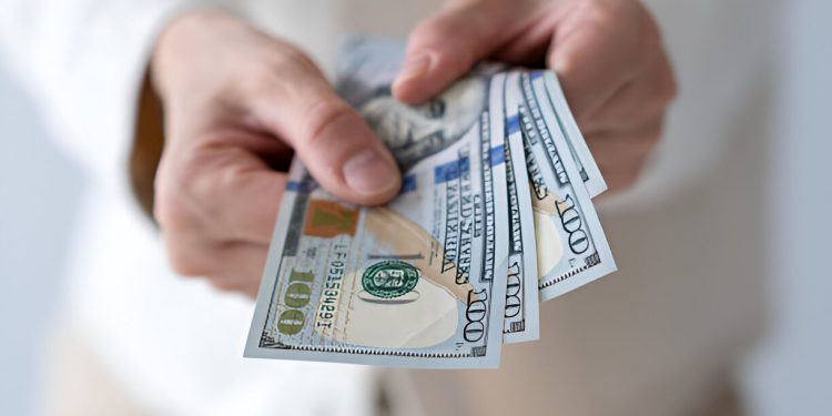 البنوك تتسابق لجذب الدولار.. تعرف على أعلى سعر شراء اليوم