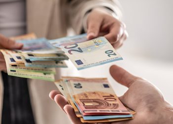 اليورو يثبت موقعه أمام الجنيه.. وهذه البنوك تتصدر المشهد