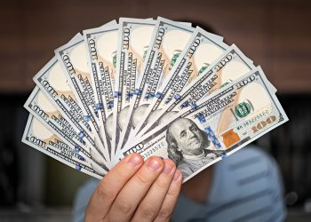 حركات عالمية تنعكس محليًا.. الدولار يعزز مكاسبه أمام الجنيه