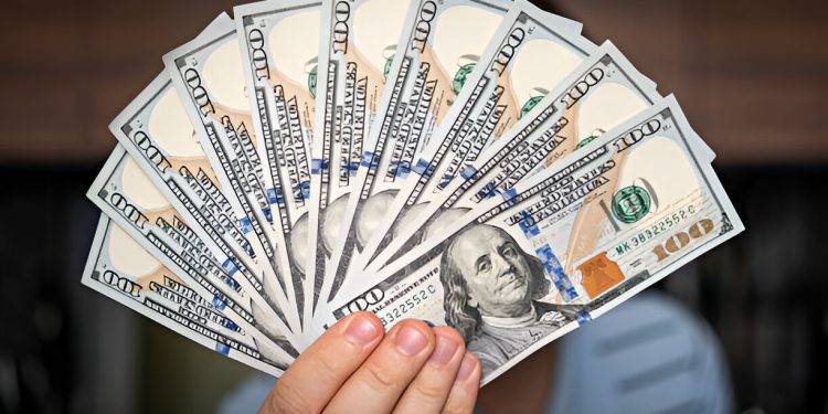 حركات عالمية تنعكس محليًا.. الدولار يعزز مكاسبه أمام الجنيه