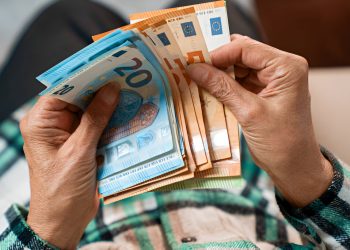 تذبذب الأسواق يدفع اليورو للهبوط هذه البنوك تقدم أفضل الأسعار