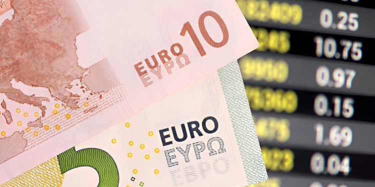 انخفاض تدريجي لليورو في منتصف التعاملات البنكية: 56.54 جنيهًا للشراء