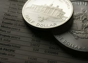تأثيرات عالمية تضغط على أسعار الفضة لتتراجع 1.4% في السوق المحلي هذا الأسبوع