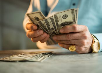 الدولار الأمريكي يتعافى قبل صدور بيانات التضخم.. ومخاوف البنوك الإقليمية تُبقي الحذر مسيطرًا