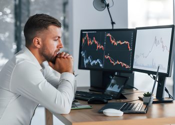 تراجع سهم تسلا بعد نتائج دون التوقعات.. وترقب في وول ستريت لإعلانات إنتل وسط توترات تجارية