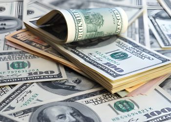الدولار يرتفع هامشيًا مع ترقب بيانات التضخم الأمريكية.. واليورو يتراجع قليلاً