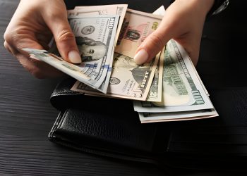 بعد صعوده عالميًا.. الدولار يتراجع في مصر مع ترقب قرارات الفائدة البريطانية