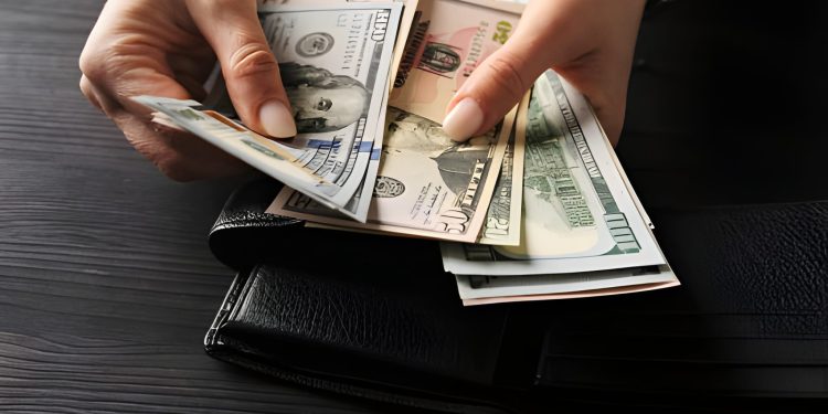 بعد صعوده عالميًا.. الدولار يتراجع في مصر مع ترقب قرارات الفائدة البريطانية