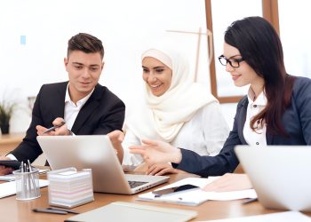 تباين أداء البورصات الخليجية مع بداية الأسبوع.. وتراجع طفيف في قطر