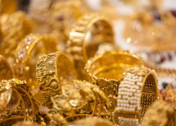 الذهب يتراجع دون 4000 دولار للأونصة مع صعود الدولار وتراجع رهانات خفض الفائدة