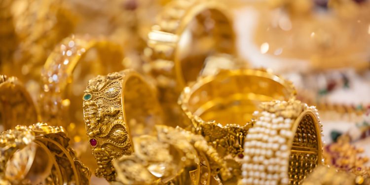 الذهب يتراجع دون 4000 دولار للأونصة مع صعود الدولار وتراجع رهانات خفض الفائدة