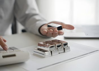 الفضة تتراجع محليًا وسط تقلبات عالمية متزايدة في توقعات الفائدة الأمريكية