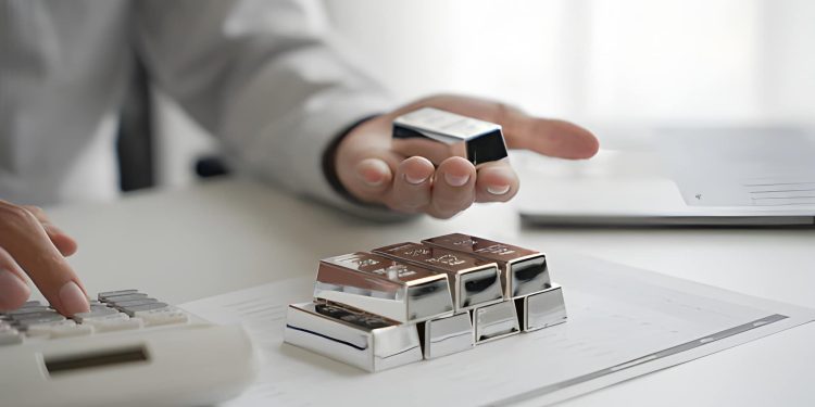 الفضة تتراجع محليًا وسط تقلبات عالمية متزايدة في توقعات الفائدة الأمريكية