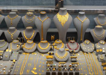 استقرّت أسعار الذهب في السوق المحلية خلال تعاملات اليوم الأحد 30 نوفمبر 2025، وذلك بعد القفزة الملحوظة التي سجّلها المعدن الأصفر أمس الأول، حيث ارتفع عيار 21 – الأكثر تداولًا في مصر – بنحو 65 جنيهًا للجرام.