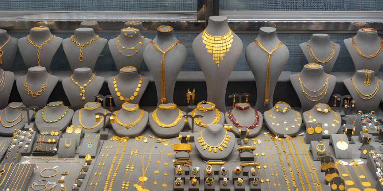 استقرّت أسعار الذهب في السوق المحلية خلال تعاملات اليوم الأحد 30 نوفمبر 2025، وذلك بعد القفزة الملحوظة التي سجّلها المعدن الأصفر أمس الأول، حيث ارتفع عيار 21 – الأكثر تداولًا في مصر – بنحو 65 جنيهًا للجرام.