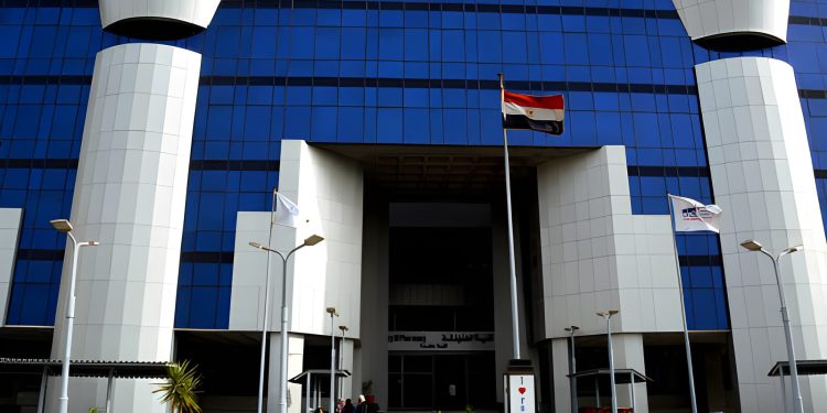 قناة السويس ووزارة البترول توقعان مذكرة تفاهم لإنشاء محطة لإسالة وتموين الغاز الطبيعي المسال في بورسعيد