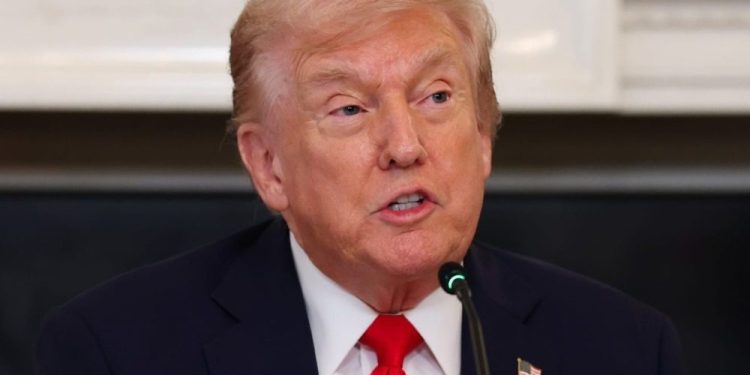 ترامب في اجتماع مجلس الوزراء: بين الإشادات والنوم الواضح