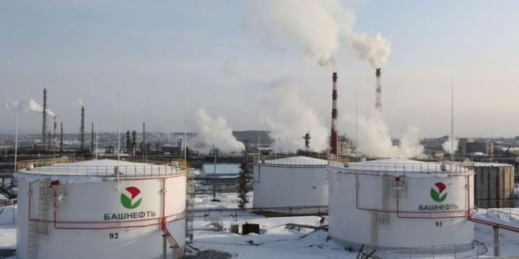 تصاعد مخاطر العرض يدفع أسعار النفط للارتفاع لليوم الثاني على التوالي