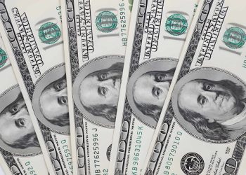 استقرت أسعار صرف الدولار الأمريكي مقابل الجنيه المصري عند مستويات متقاربة في بداية تعاملات جلسة الخميس، ضمن أحد عشر مصرفاً محلياً رئيسياً، مما يعكس حالة من الثبات النسبي في السوق المصرفية الرسمية.