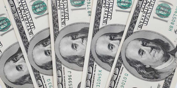 استقرت أسعار صرف الدولار الأمريكي مقابل الجنيه المصري عند مستويات متقاربة في بداية تعاملات جلسة الخميس، ضمن أحد عشر مصرفاً محلياً رئيسياً، مما يعكس حالة من الثبات النسبي في السوق المصرفية الرسمية.