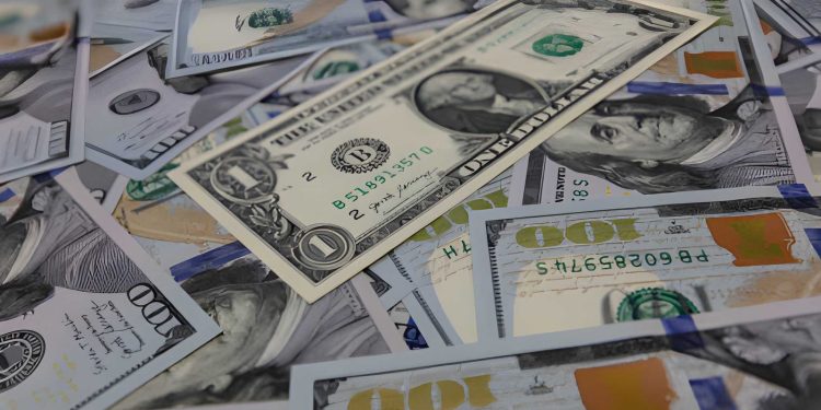 استقرار سعر الدولار مقابل الجنيه في بداية تعاملات الاثنين داخل 11 بنكاً محلياً