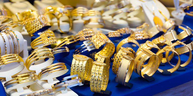 الذهب يصعد لأعلى مستوياته في 6 أسابيع وسط موجة جني أرباح وتوقعات بخفض الفائدة الأمريكية